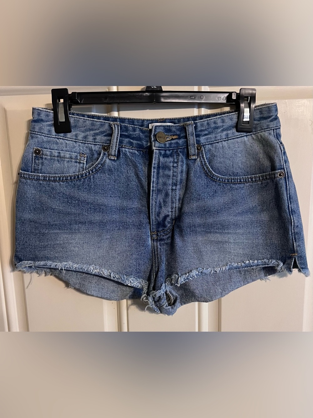 Amuse Society Medium Wash 5-Button Fly Denim Frayed Hem Shorts